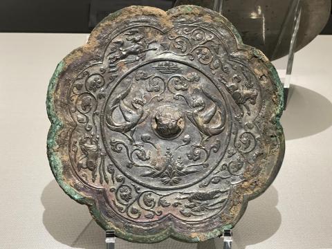 貼銀鍍金双鸞走獣八花鏡