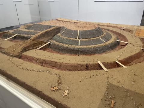 久津川車塚古墳を作っている様子の模型