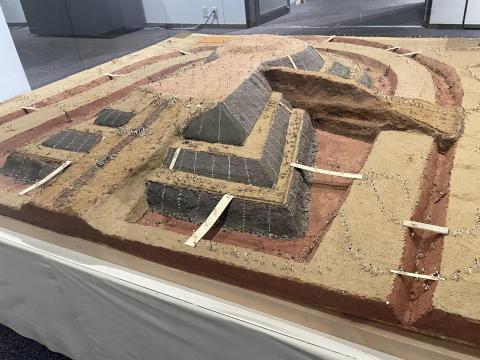 久津川車塚古墳を作っている様子の模型