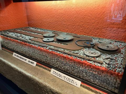 長持形石棺（復元）