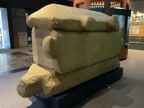 長持形石棺（復元）