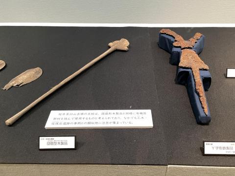 団扇型木製品とY字型鉄製品