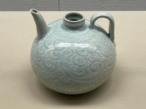 青白磁刻花唐草文水注