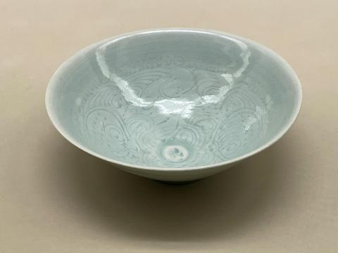 青白磁刻花唐古文鉢