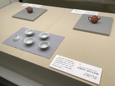 白磁刻花捻花文茶碗