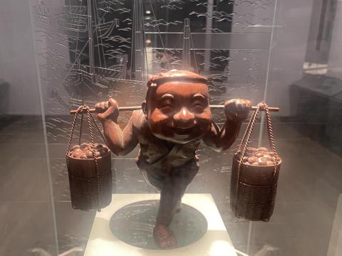 とり入れた蜜柑を運ぶ農民