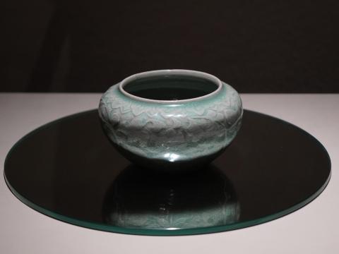 青磁陽刻蓮唐草文壺