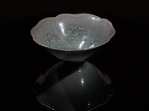 青磁陽刻菊花文椀