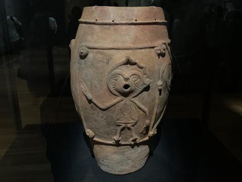 重要文化財 人体文様付有孔鍔付土器
