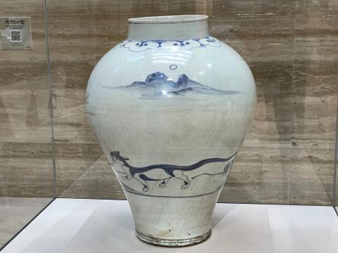 青花虎鵲文壺