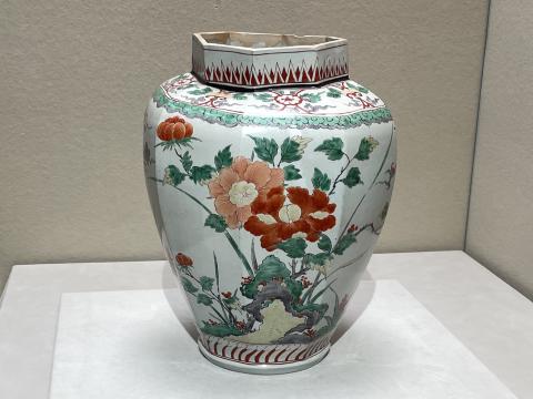 色絵牡丹椿文八角壺