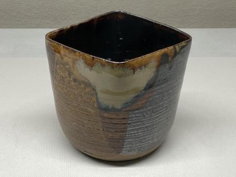 白釉鉄釉菱形水指