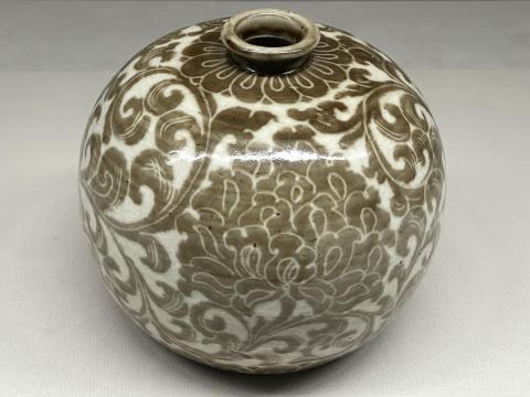 重要文化財 白磁銹花牡丹唐草文瓶