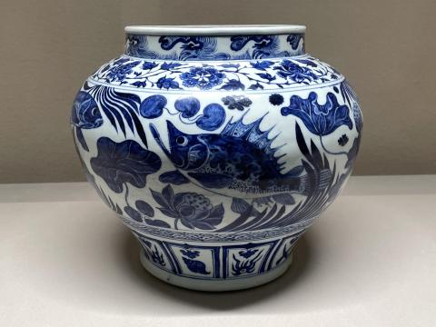 重要文化財 青花蓮池魚藻文壺