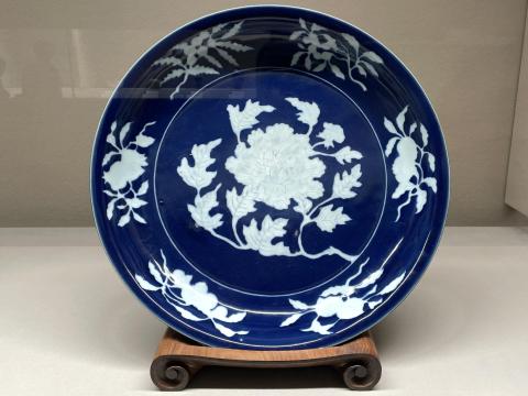 重要文化財 瑠璃地白花牡丹文盤