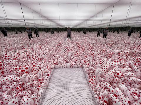 Infinity Mirror Room-Phalli’s Field