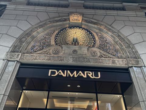 孔雀のレリーフ