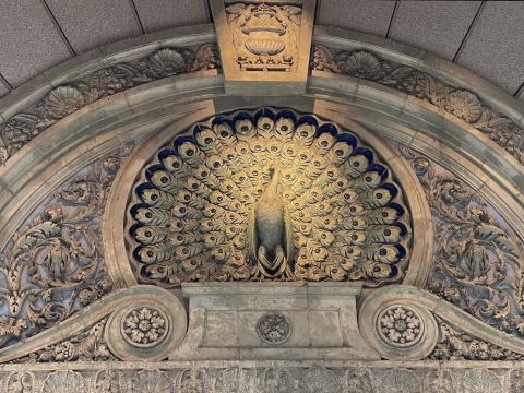 孔雀のレリーフ