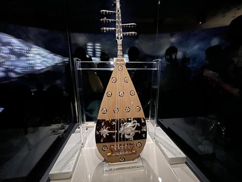 螺鈿紫檀五絃琵琶