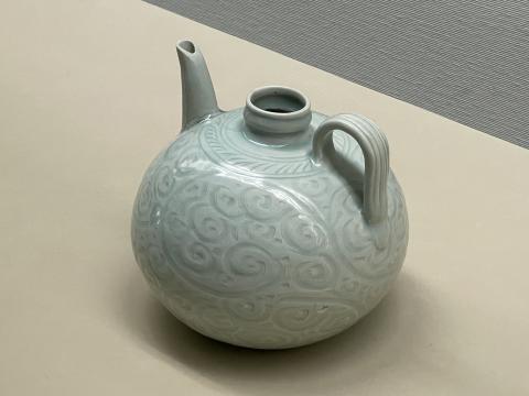 青白磁刻花唐草文水注