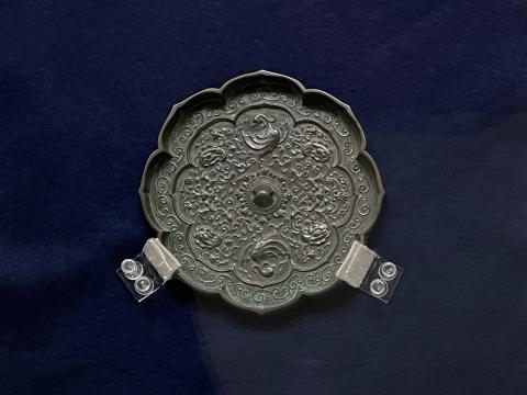 唐草鴛鴦文八稜鏡