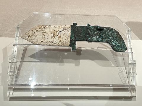 緑松石象嵌青銅内玉戈