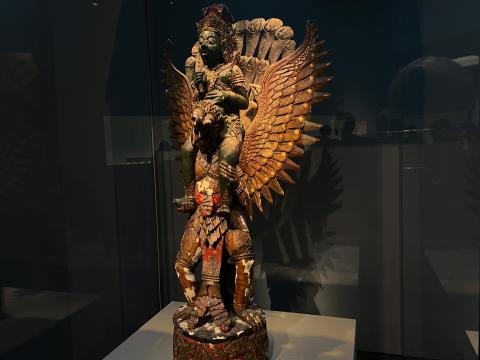 霊鳥ガルーダに乗るヴィシュヌ神像