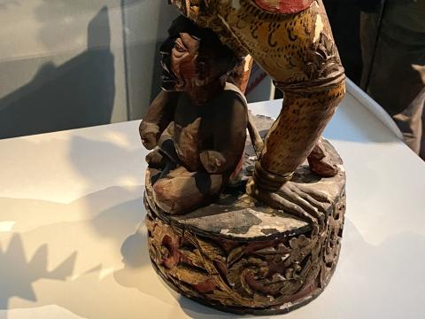 霊鳥ガルーダに乗るヴィシュヌ神像