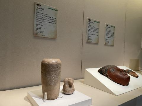 右からミイラ棺、人形木棺、カノポス壺