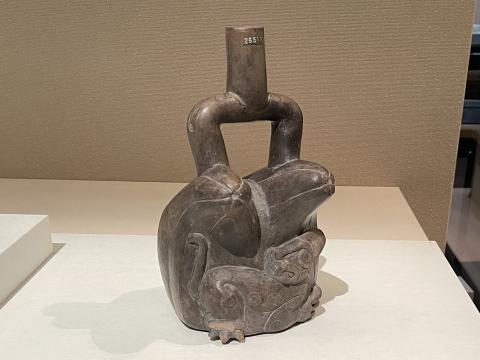 象形鐙形注口壺 ジャガーとサボテン