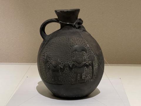 把手付扁壺 人物と月の聖獣文