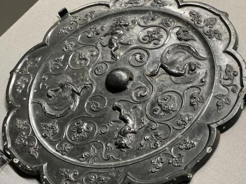 狻猊双鸞唐草文八稜鏡