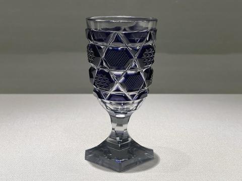 手彫り薩摩切子紫色被せ足つきガラス杯