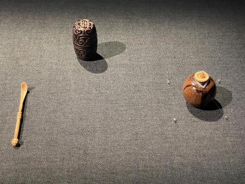 象牙茶杓、堆朱屈輪胴張替茶入、唐物文琳茶入