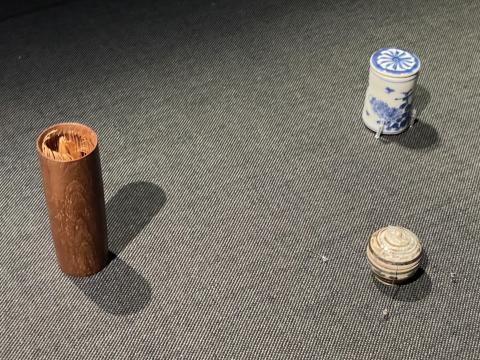 木地茶筅筒、染付菊竹蝶文共蓋茶巾筒、宋胡録食籠香合