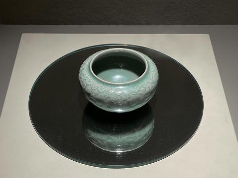 青磁陽刻蓮唐草文壺