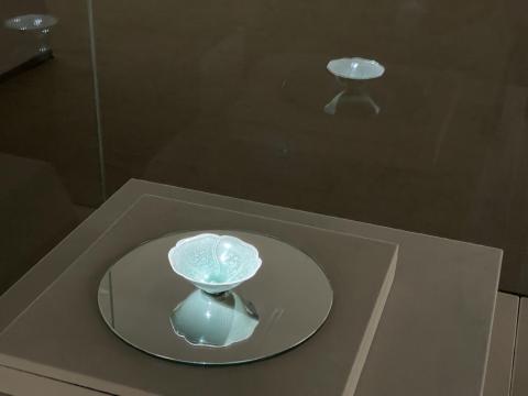 青磁陽刻菊花文椀