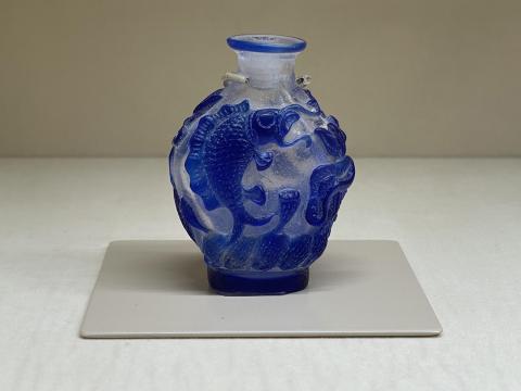 透明地青被玻璃鯉鶴文鼻煙壷