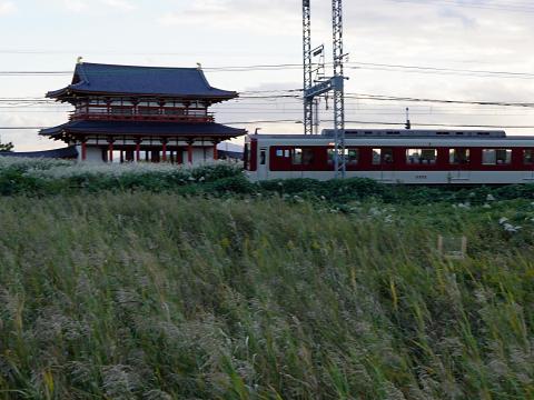 近鉄急行電車と朱雀門