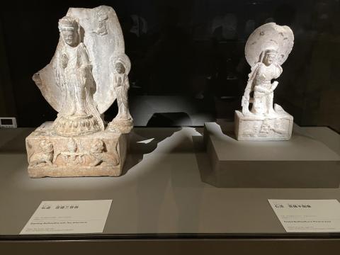 菩薩三尊像と菩薩半跏像