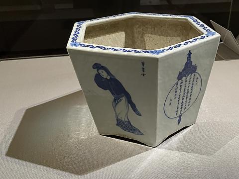 青花人物図六角植木鉢