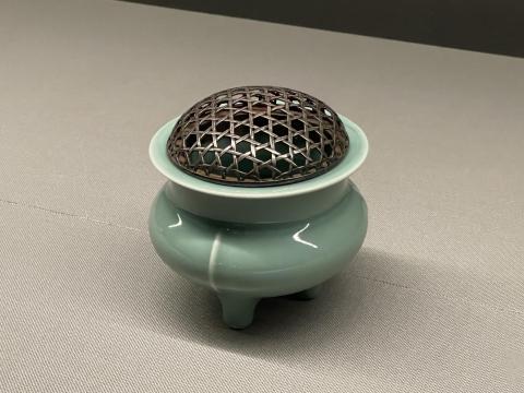 鍋島焼青磁袴腰香炉 