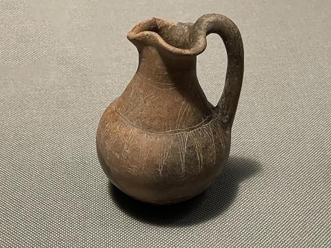 34 褐色磨研陶器オイノコエ型香油壺