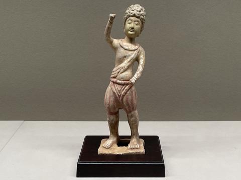 黄釉加彩巻髪俑