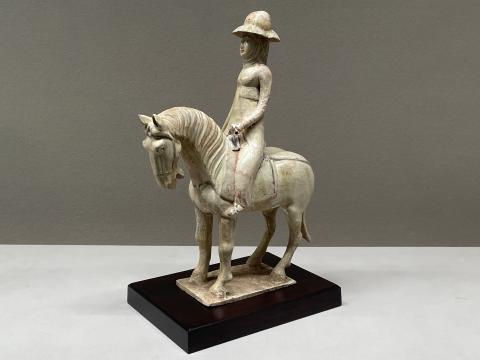 黄釉加彩騎馬女俑