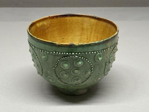 緑褐釉貼花連珠文碗