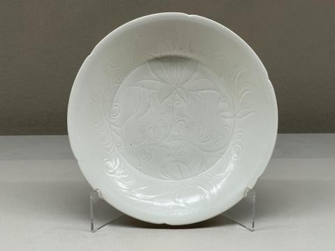 白磁刻花蓮花文輪花皿