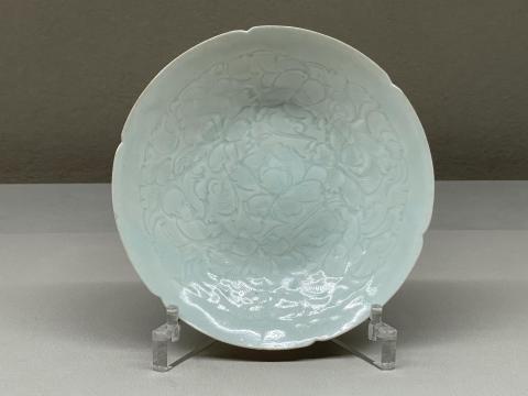 青白磁刻花唐子牡丹文輪花鉢