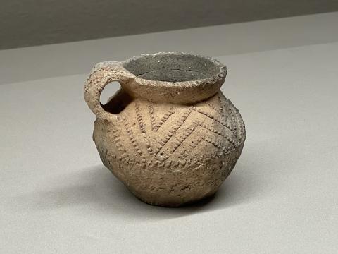 紅陶堆線文把手付壺