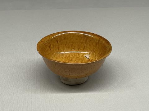 黄釉杯